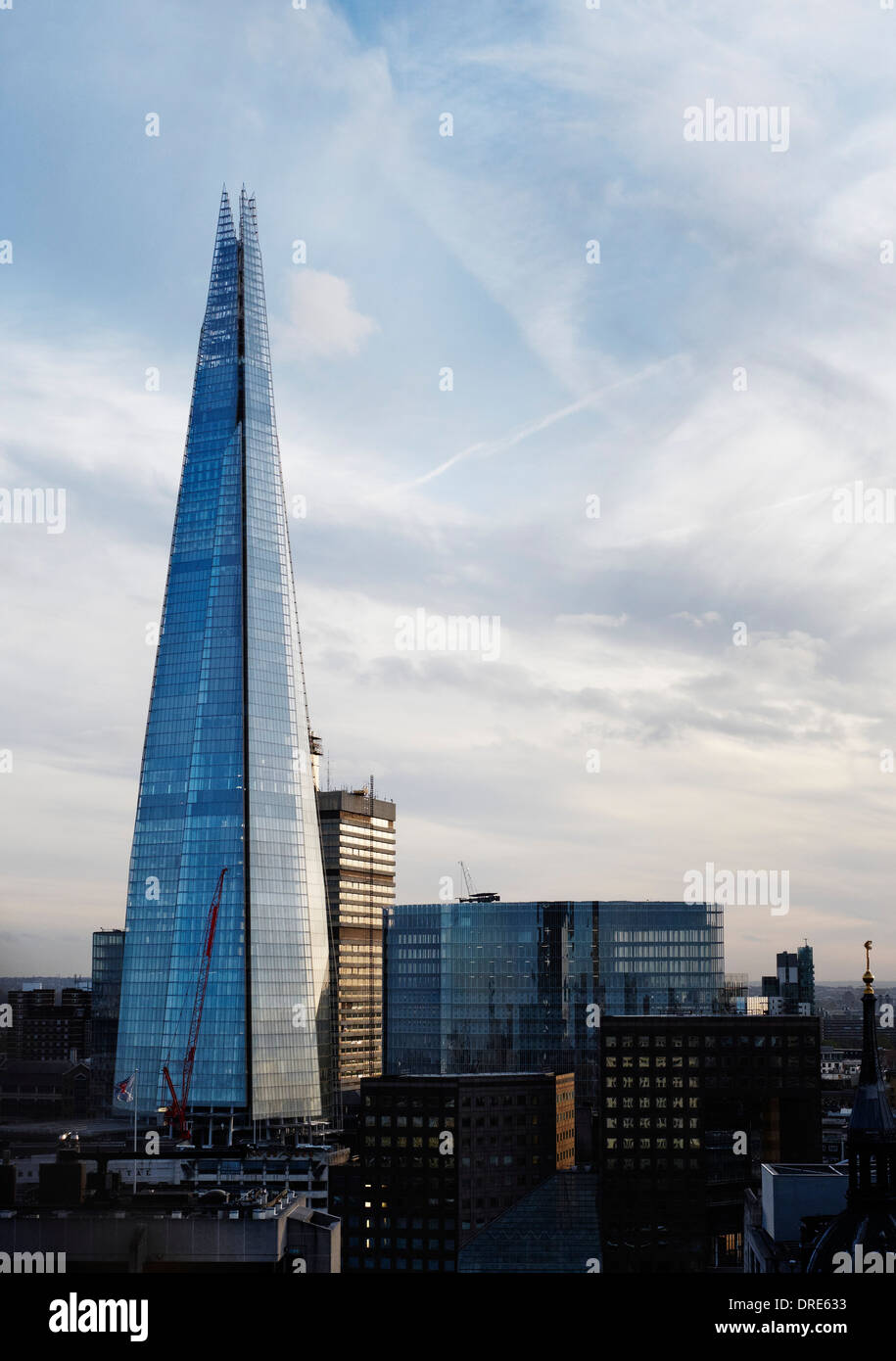 Der Shard, London, Vereinigtes Königreich. Architekt: Renzo Piano, 2012. Fernblick auf Wolkenkratzer im Kontext in der Abenddämmerung. Stockfoto