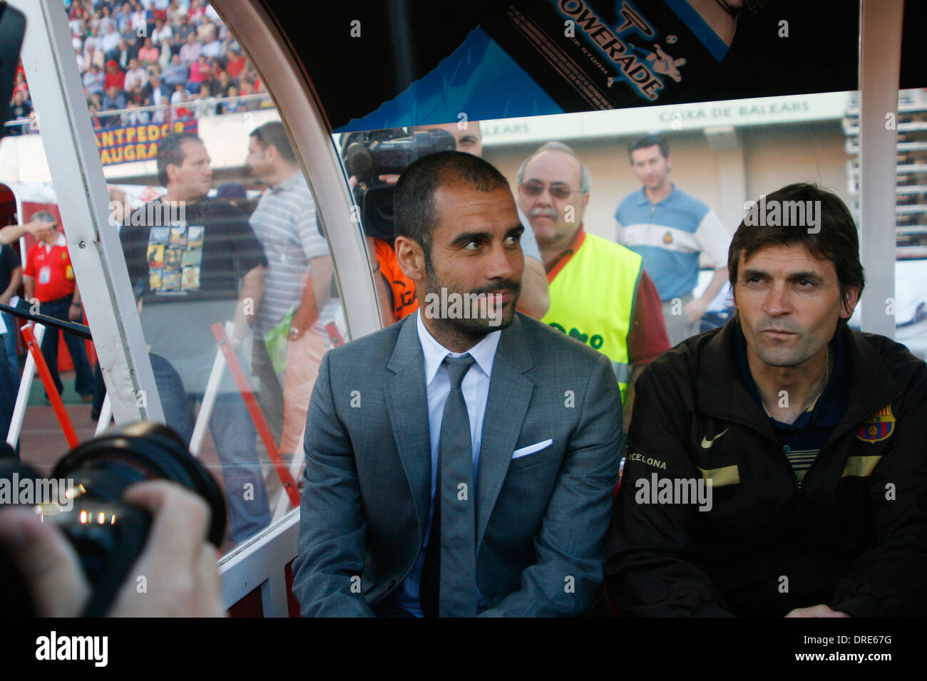 Barcelona Fussball Team Trainer Pep Guardiola (L) sitzt neben Tito Vilanova vor einem Spiel in Mallorca, Spanien Stockfoto