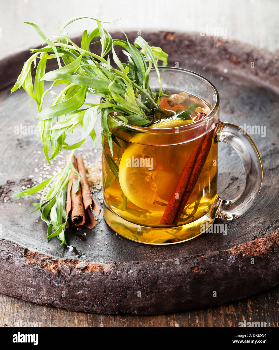 Estragon heißes Getränk Tee mit Honig, Zitrone und Zimt auf dunklem Hintergrund Stockfoto