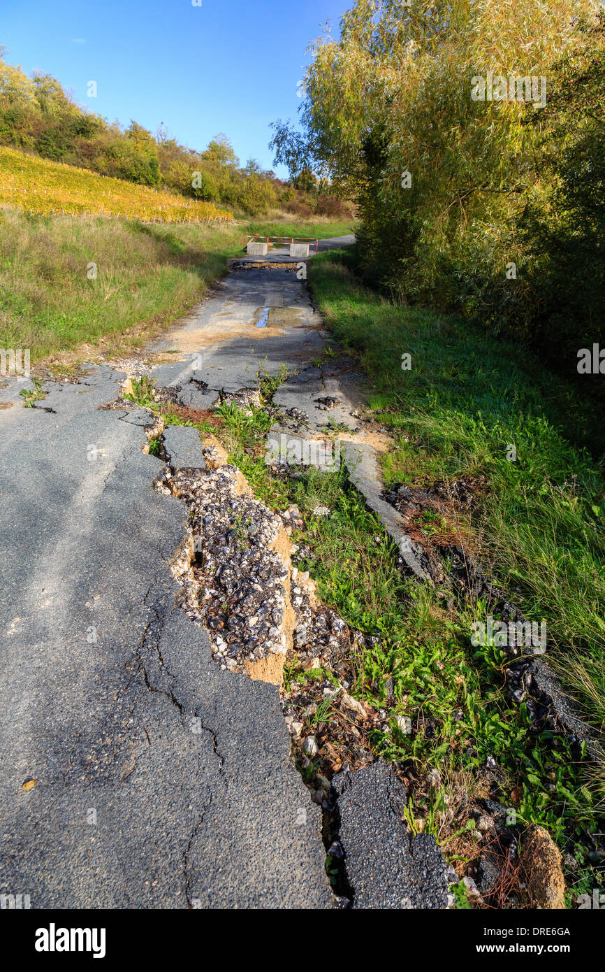 Beschädigte Straße durch Stürme, Erdrutsche, Frankreich, Cher, Sancerre, Amigny Straße / Stockfoto