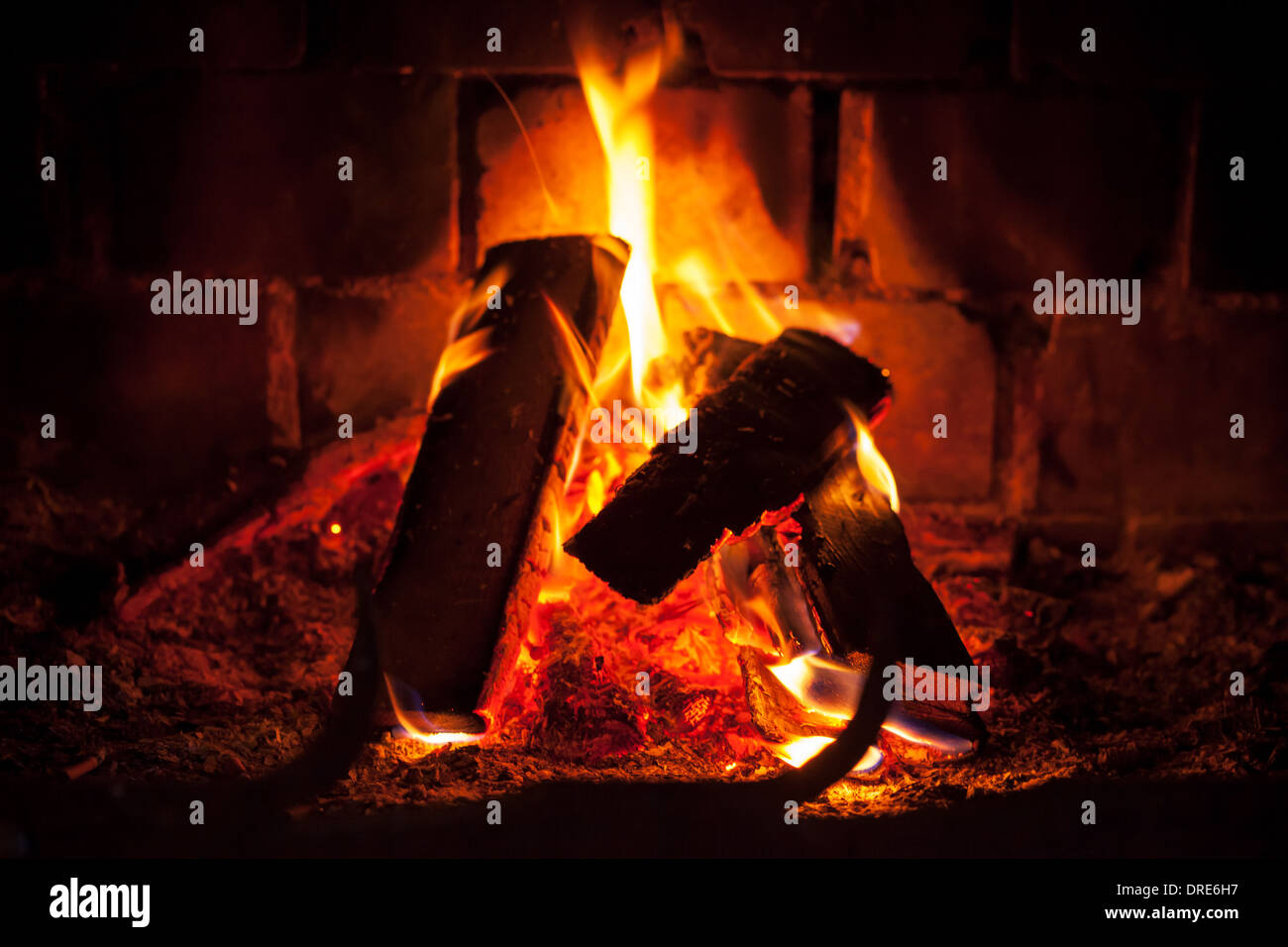 Natürliche Fotohintergrund mit dunklen Kaminfeuer Stockfoto