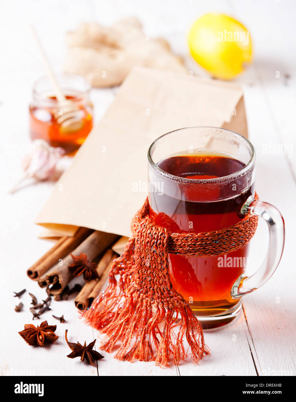 Tasse heißen Tee mit Zitrone, Zimtstangen und Sternanis Stockfoto