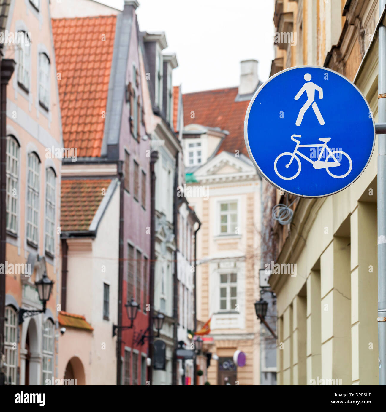 Blaue Fußgängerzone Straßenschild im alten Stadtzentrum. Riga, Lettland Stockfoto