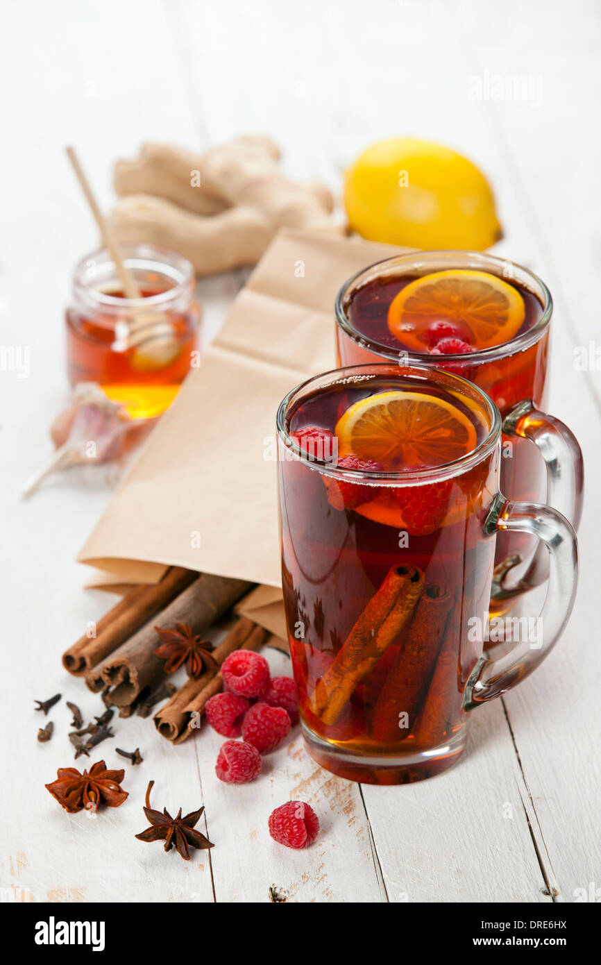 Tasse heißen Winter Himbeer Tee mit Zitrone, Zimtstangen und Sternanis Stockfoto