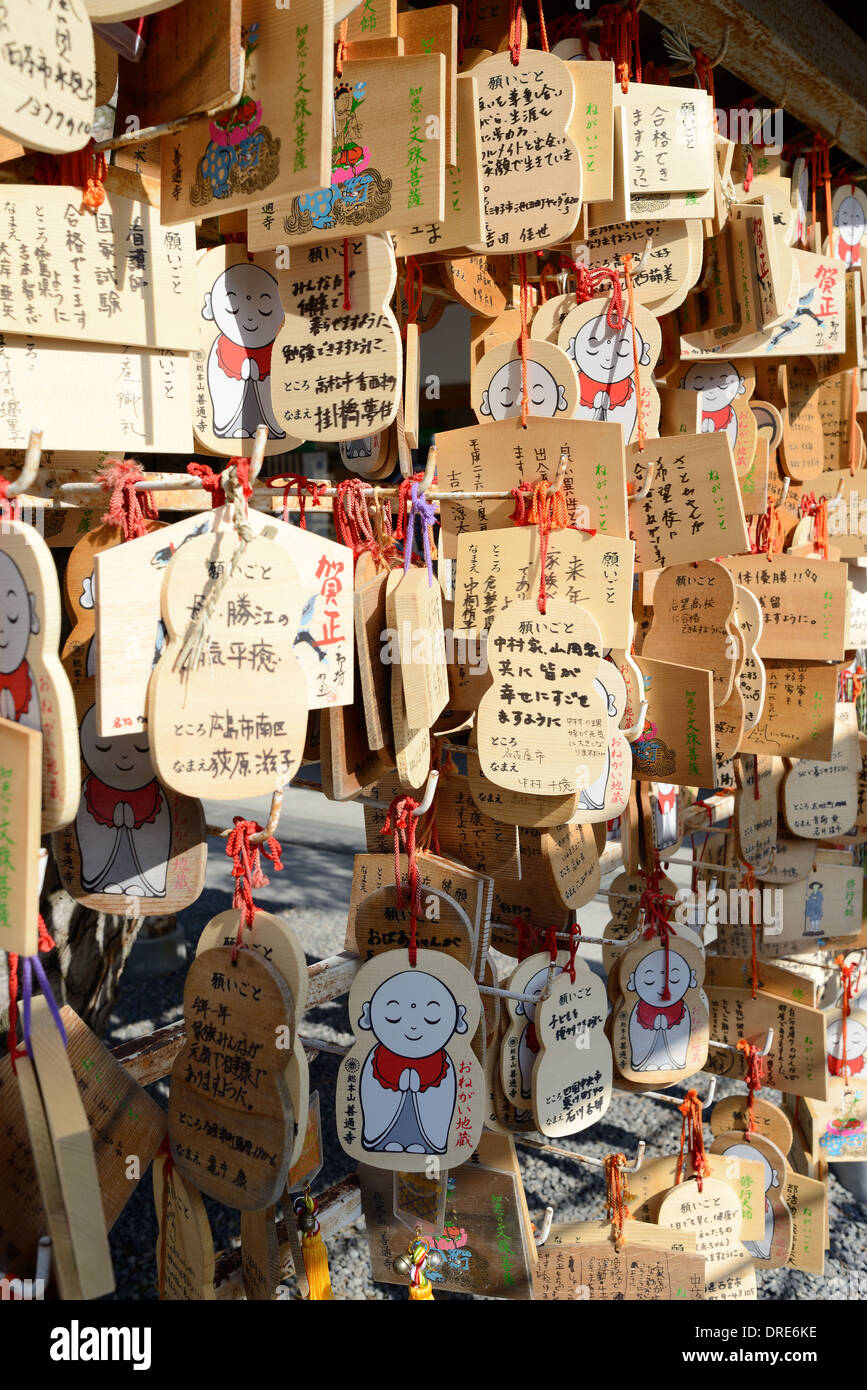 Hölzerne Gebet Tabletten in einem japanischen Tempel Stockfoto