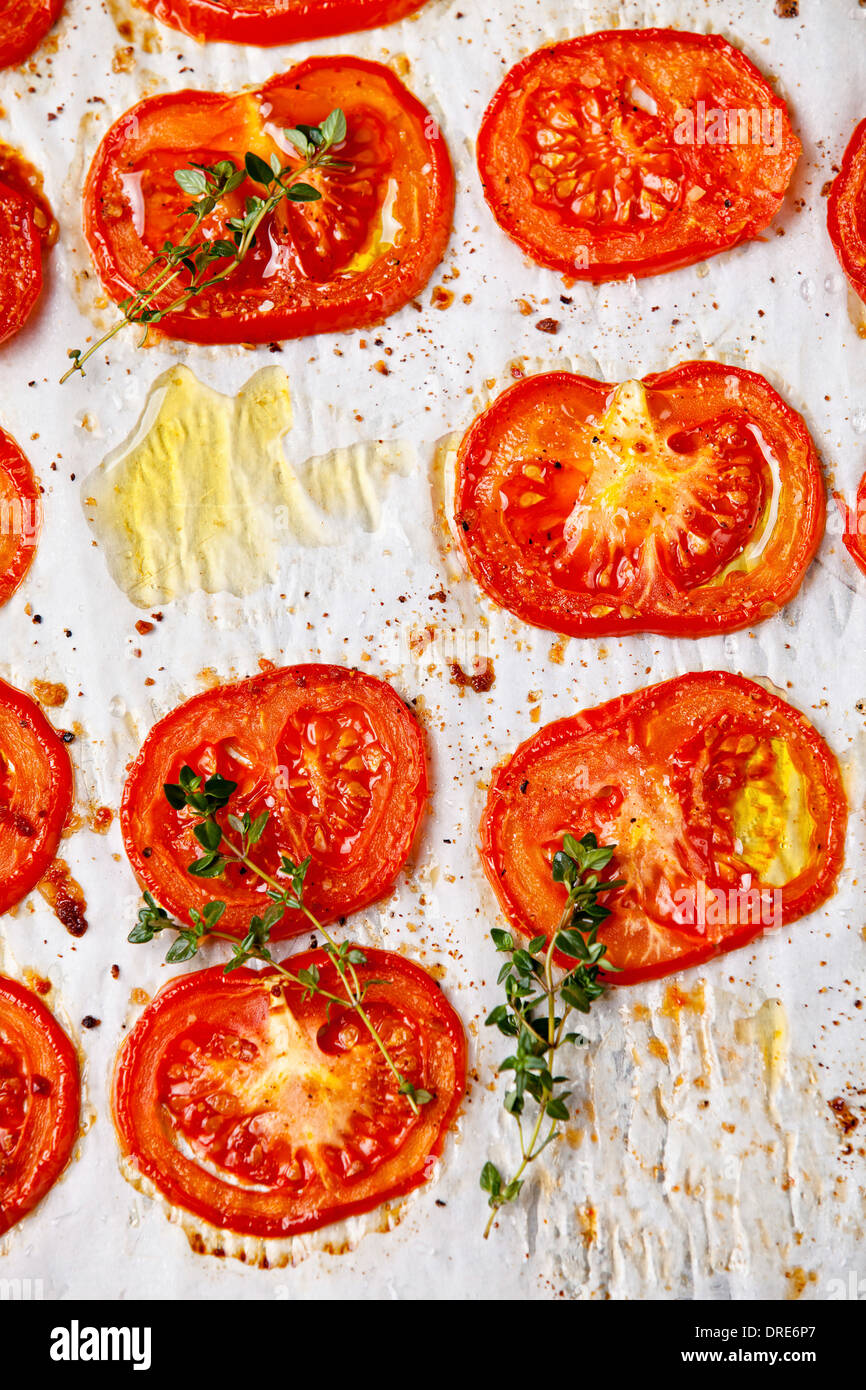 Gebackene Tomaten auf strukturierten Hintergrund Stockfoto