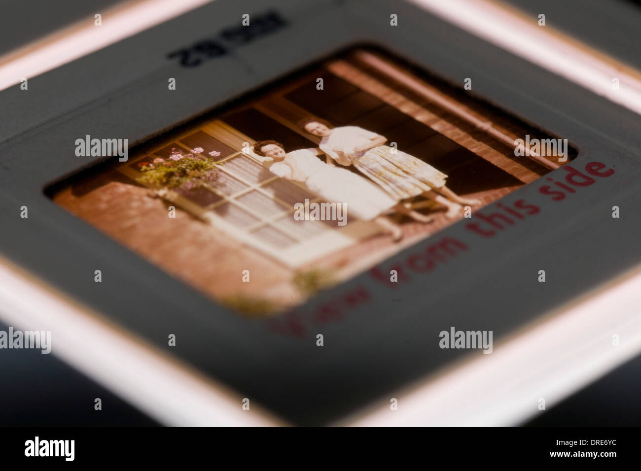 Ein Detail der alten Familienfotos auf 35-mm-Transparenz-Dias genommen datiert aus den 1960er Jahren. Stockfoto