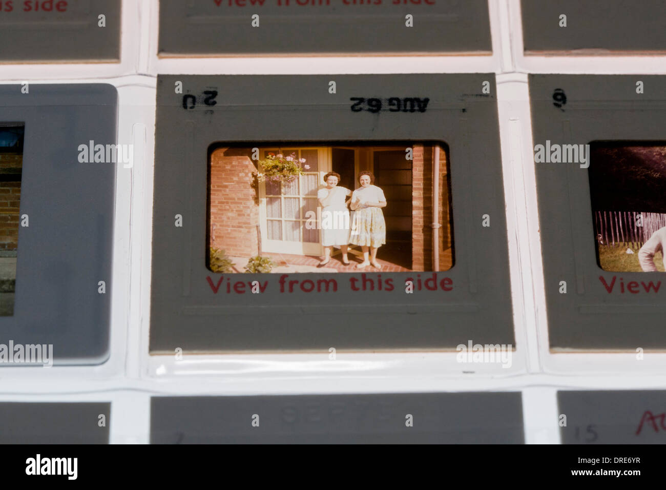 Ein Detail der alten Familienfotos auf 35-mm-Transparenz-Dias genommen datiert aus den 1960er Jahren. Stockfoto