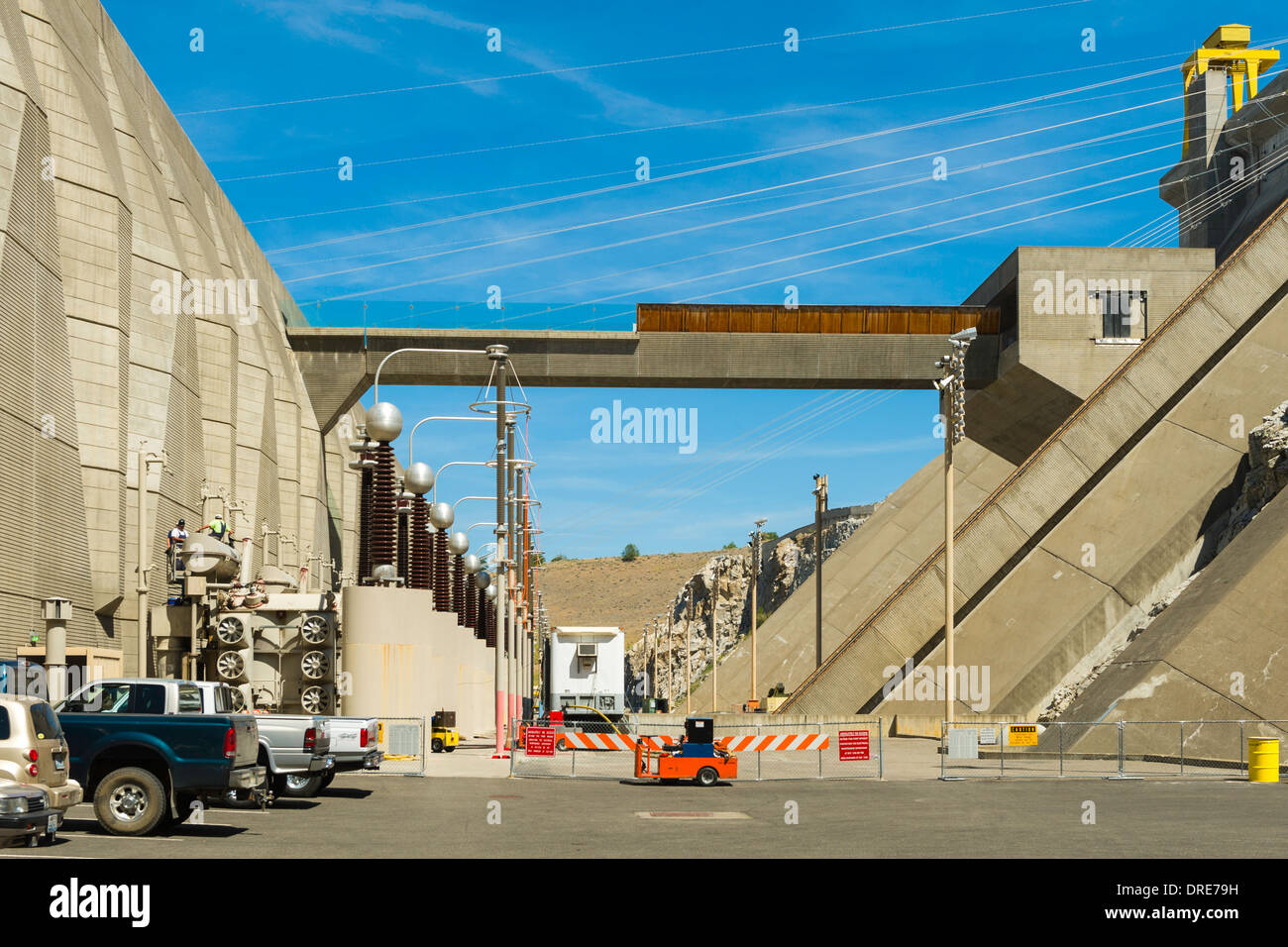 Service-Bereich hinter dem dritten Kraftwerk am Grand Coulee Dam, am Columbia River, Washington State, USA Stockfoto