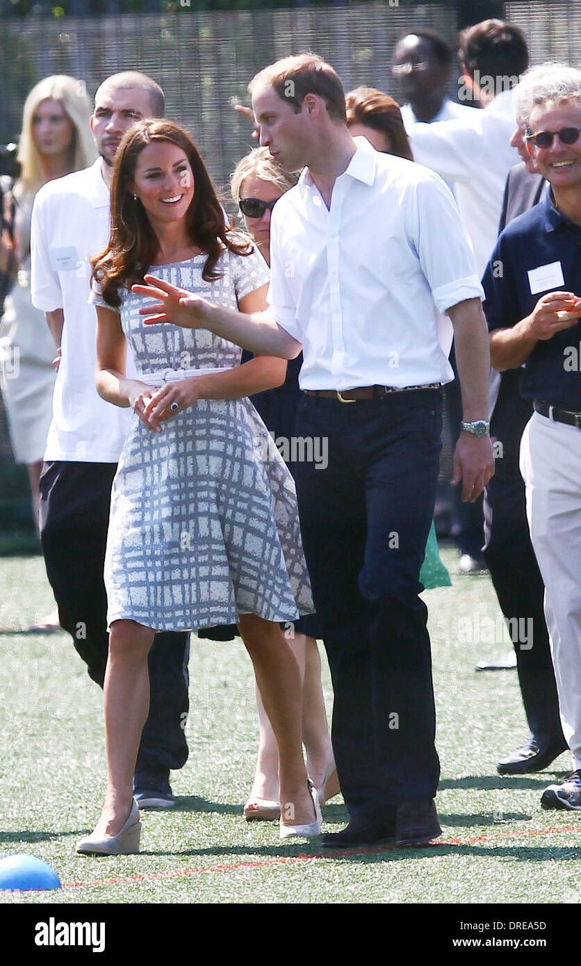 Catherine, Herzogin von Cambridge aka Kate Middleton und Prinz William, Duke of Cambridge an Bacons College London, England - 26.07.12 Stockfoto