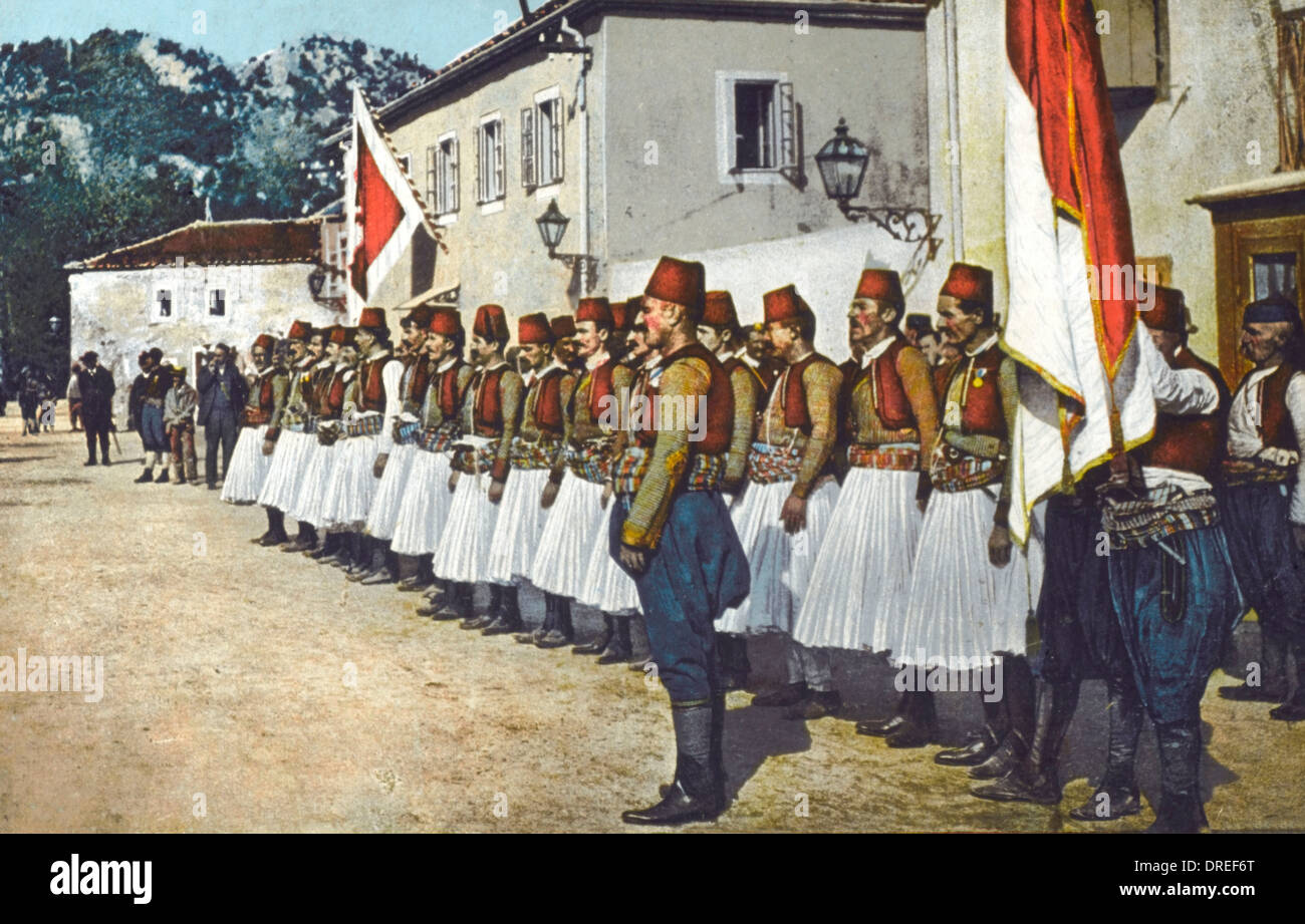 Eine Gruppe von albanischen Männern in traditioneller Tracht Stockfoto