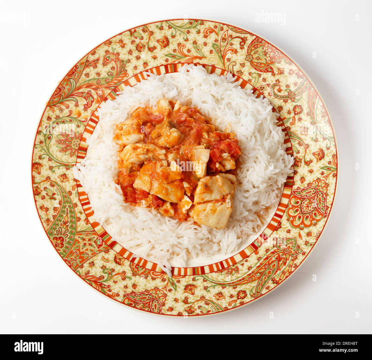 Grundlegende Fisch curry in einer würzigen Tomaten-Kokosmilch-Sauce, serviert auf einem Bett von Basmati-Reis. Stockfoto