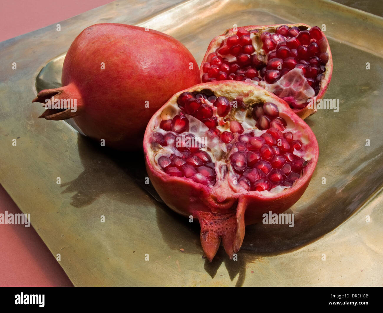 zwei Granatäpfel gehört zu öffnen, zeigen die zahlreichen rubinroten Samen innerhalb aufgeteilt Stockfoto