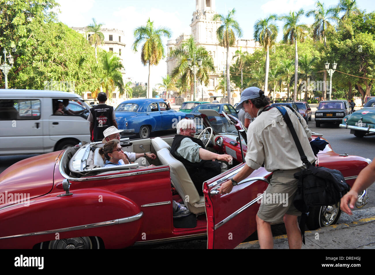 Havanna, Kuba: Touristen an Bord ein klassisches restaurierte amerikanische Cabrio für eine Tour durch die Stadt. Stockfoto