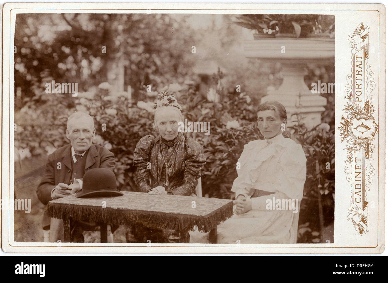 Drei Menschen in einem Garten in Pernau (Pärnu), Russland Stockfoto