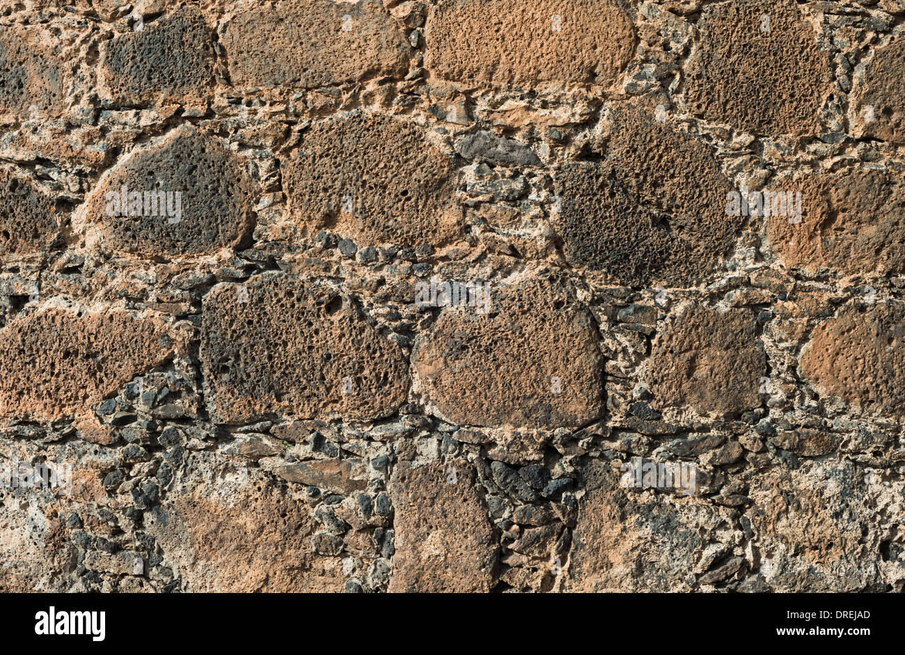 Detail der Wand von Castillo de las Coloradas, aus verschiedenfarbigen vesikulären Lavablöcken, Playa Blanca, Lanzarote, Stockfoto