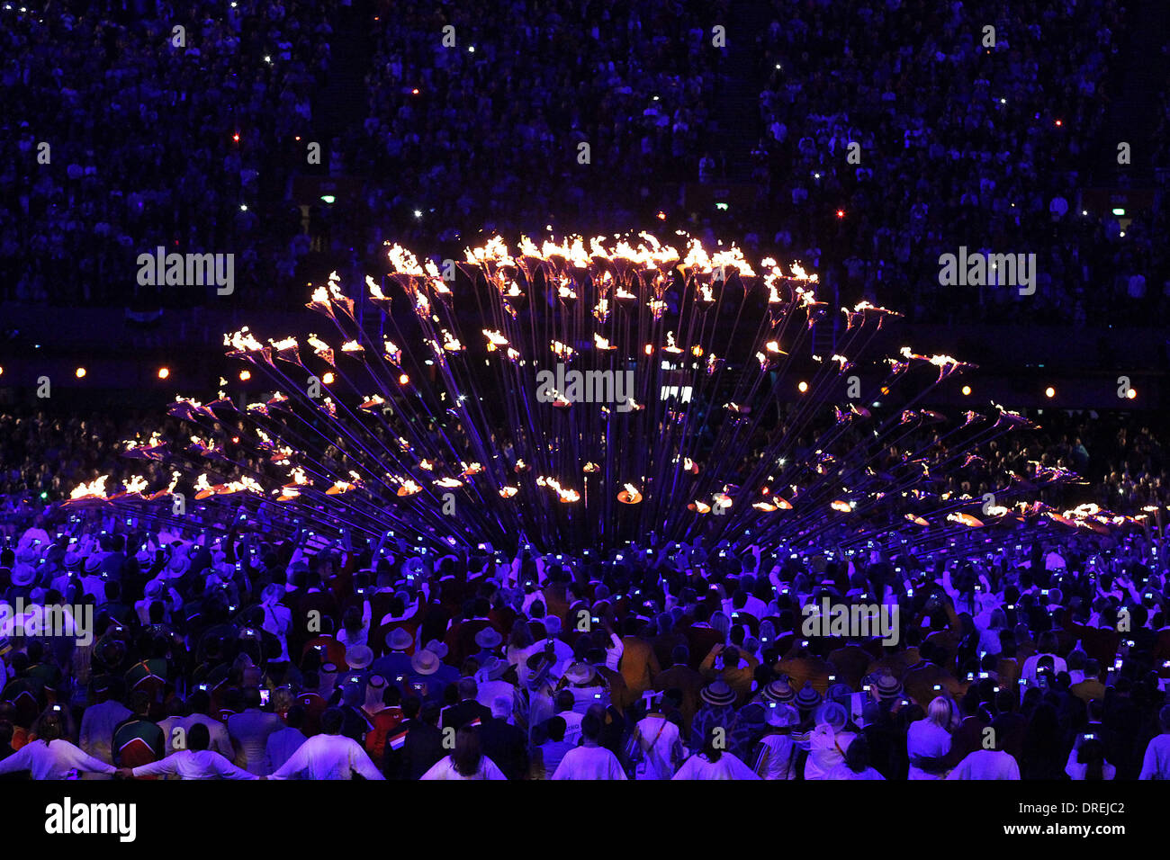 Die Olympische Flamme, Olympic Kessel, Eröffnung der London 2012 Olympische Spiele im Olympiastadion. London, England - 27.07.12 Stockfoto