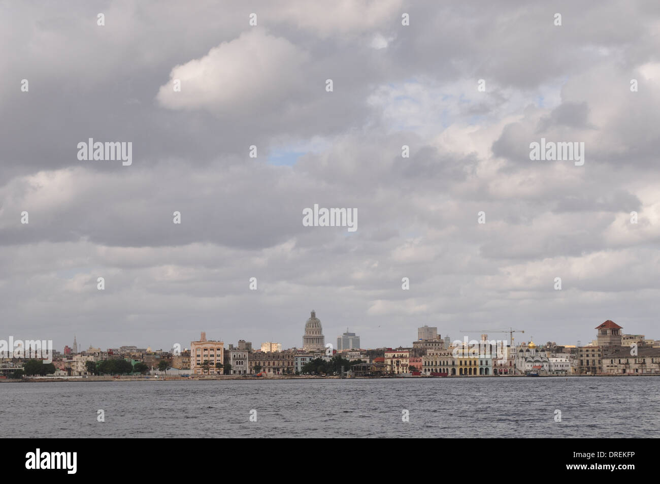Havanna, Kuba: Blick auf die Stadt über den Hafen. Stockfoto