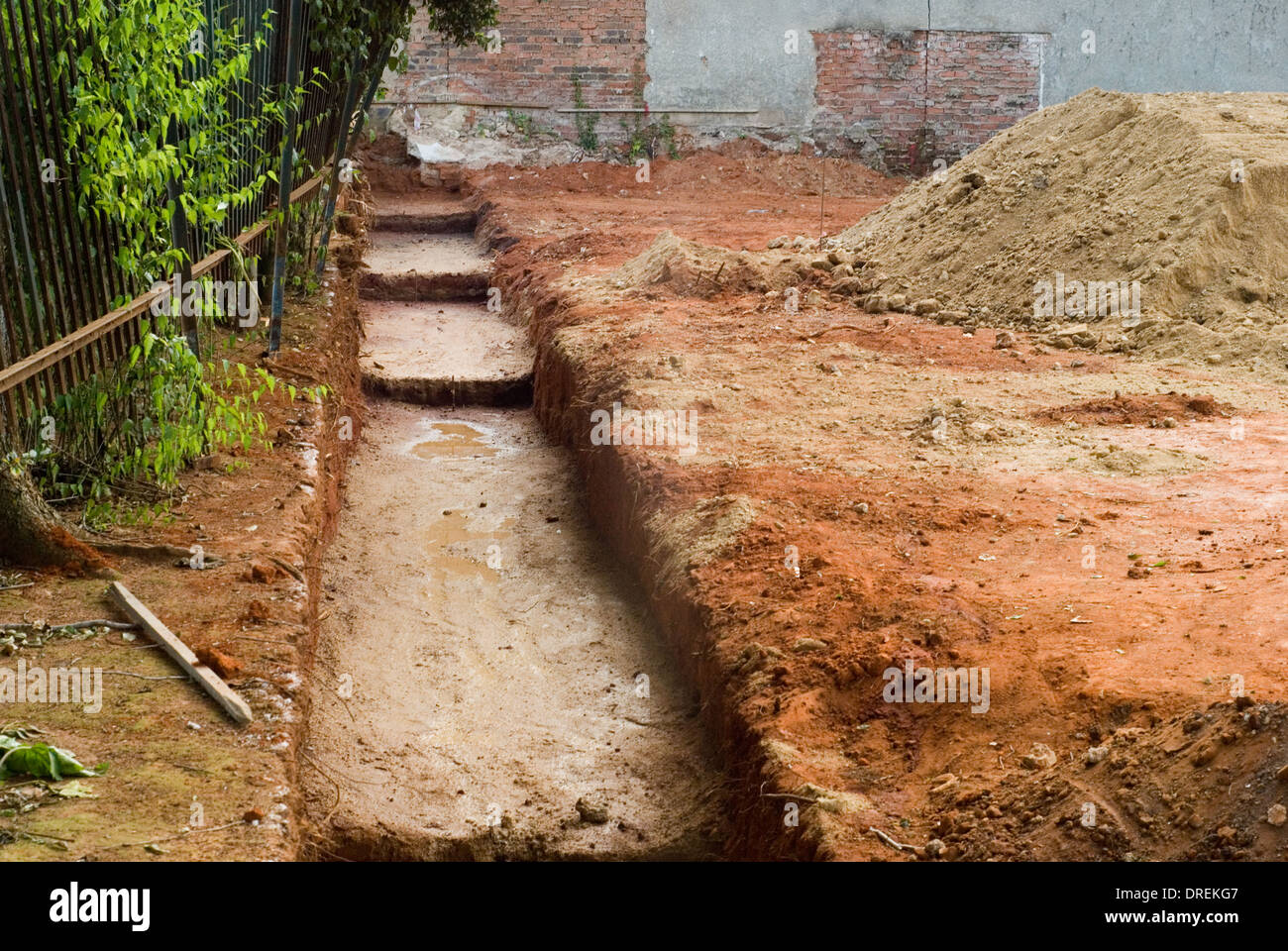 Baustelle eines Hauses bauen, Graben und eine Begrenzungswand die Stiftung vorbereiten. Stockfoto