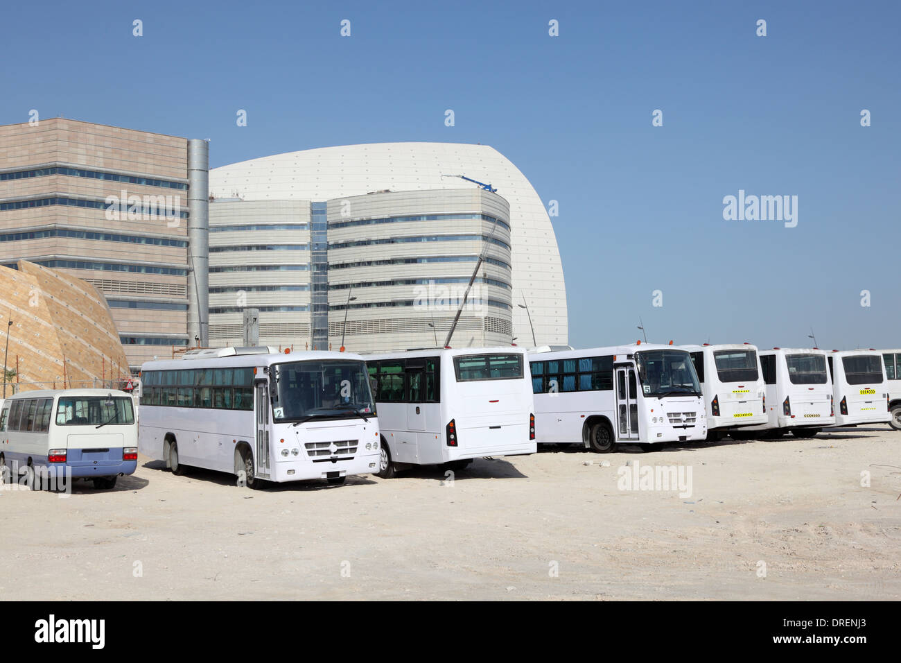 Busse für Arbeiter auf einer Baustelle in Doha, Katar, Nahost Stockfoto