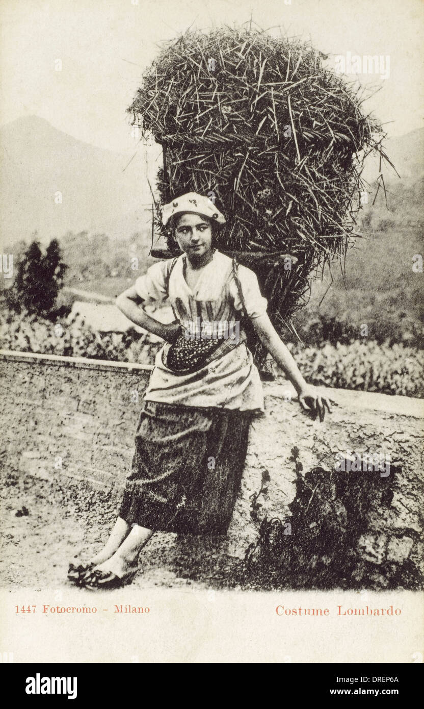 Frau aus der Lombardei mit Heu Stockfoto