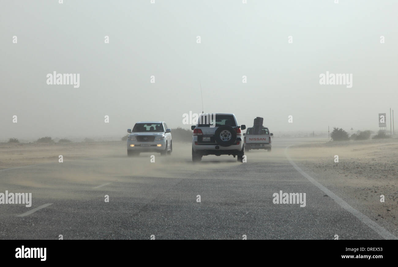 Autobahn in Katar während Sandsturm Wüste. Naher Osten Stockfoto
