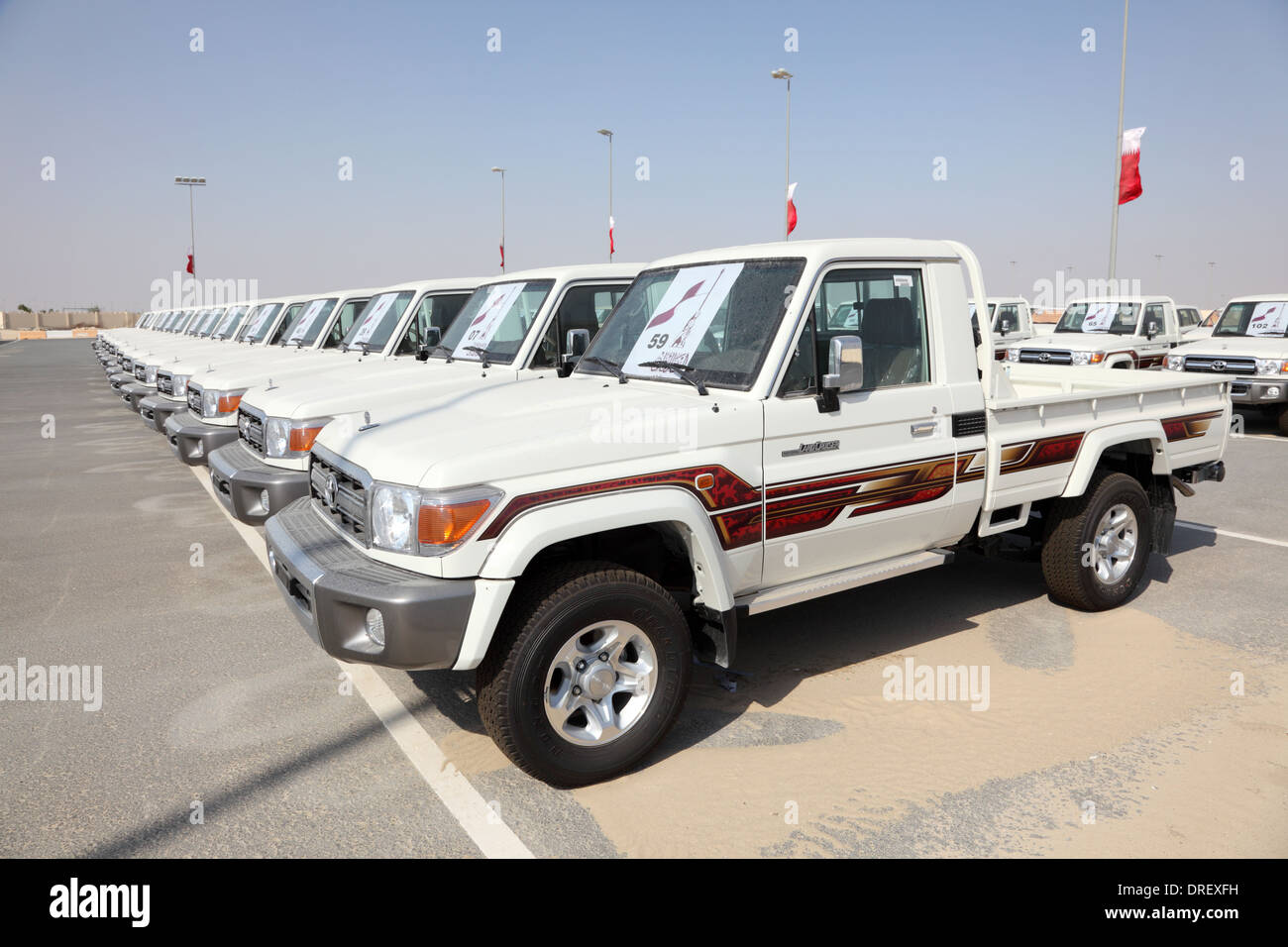 Toyota Land Cruiser Pickup-Trucks als Auszeichnung für Kamelrennen Gewinner n Doha, Katar Stockfoto