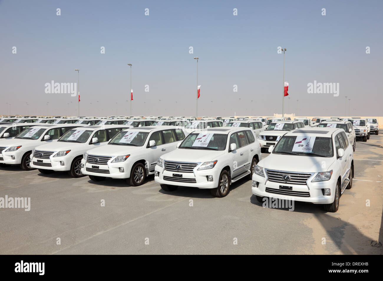 Luxus-Lexus-SUVs als Auszeichnungen für Kamelrennen Gewinner in Doha, Katar, Nahost Stockfoto