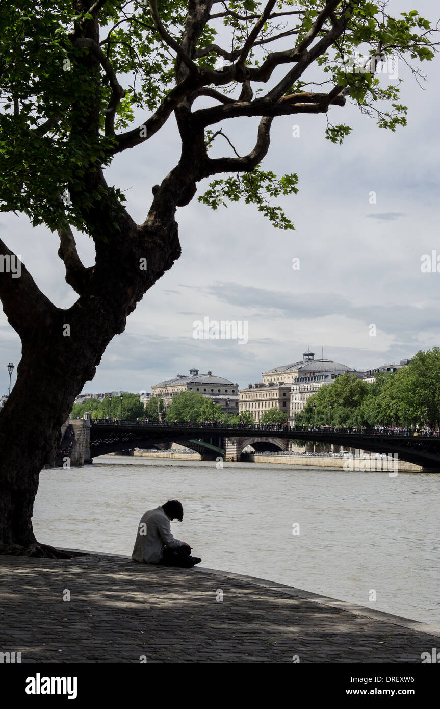 Einsamer Leser Ile Saint Louis Paris Frankreich Stockfoto