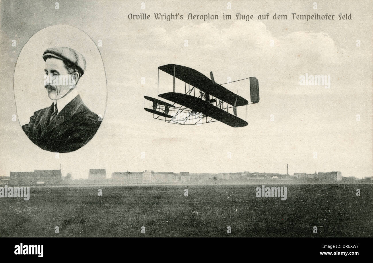 Orville Wright Flugzeug fliegen in einem Feld Stockfoto