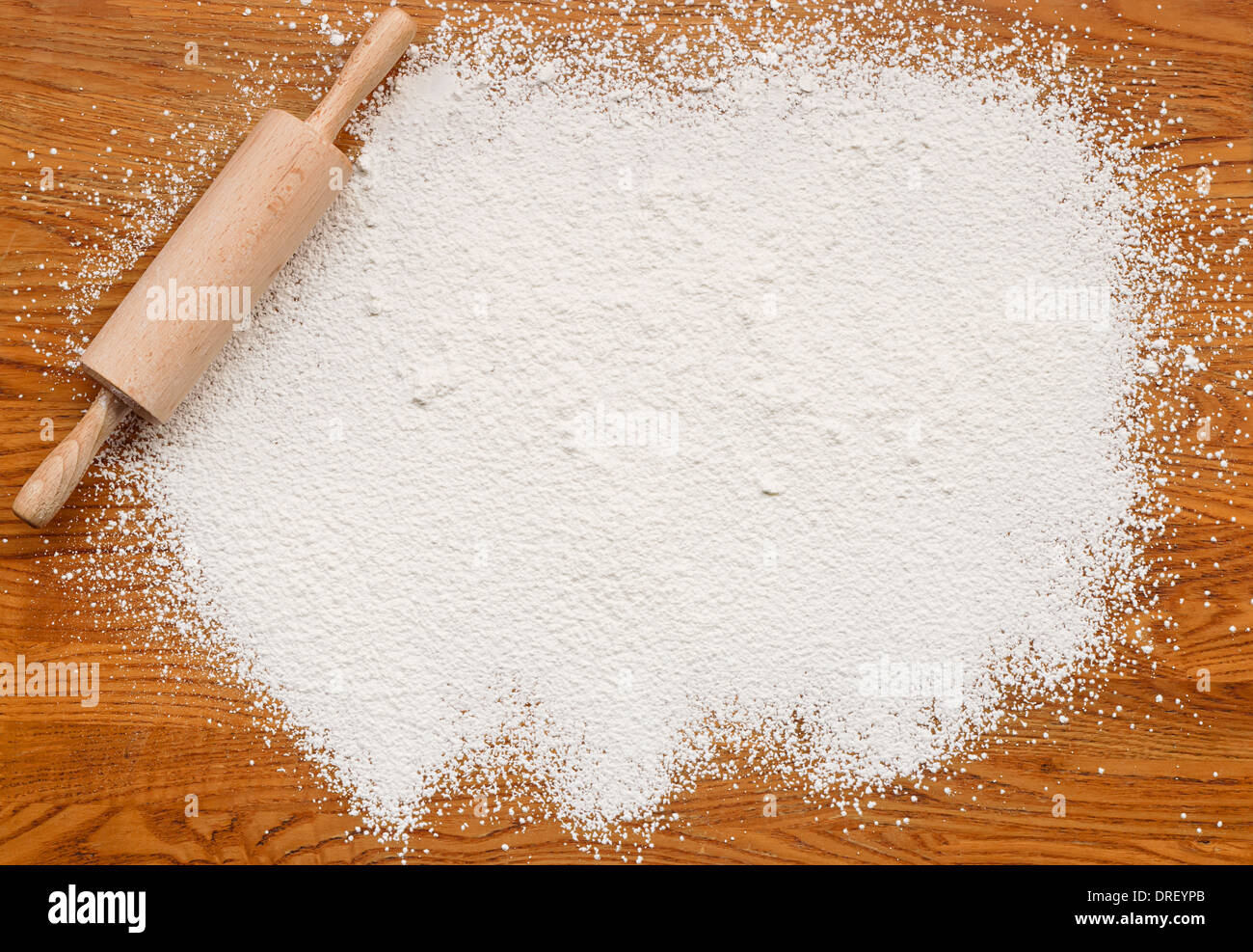 Weißes Mehl auf einem Holztisch erstellen einen Textbereich für Einfügen von benutzerdefinierten Nachricht oder Rezept Stockfoto