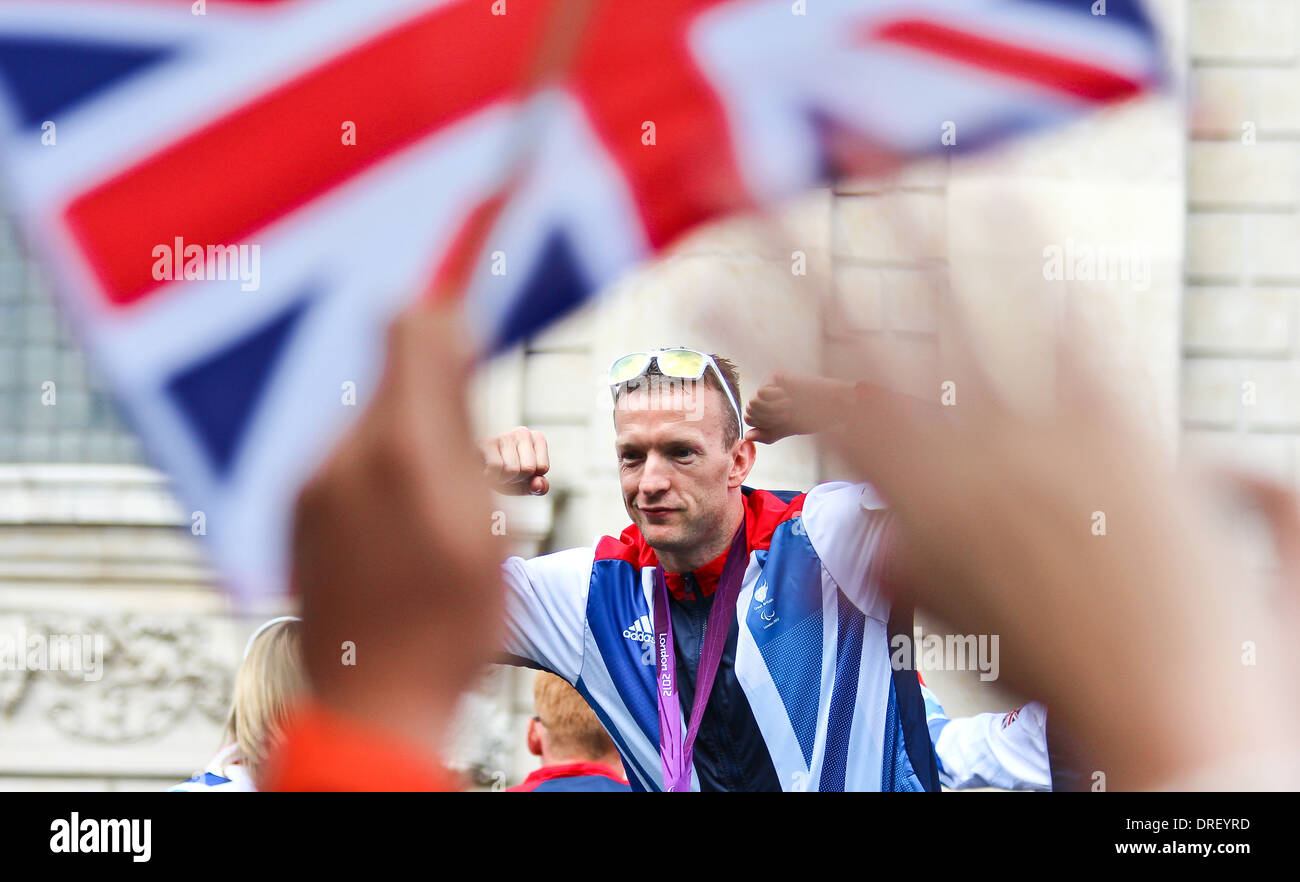 Richard Whitehead auf "Our Greatest Team Parade" durch die Straßen der Stadt von London, England. Stockfoto