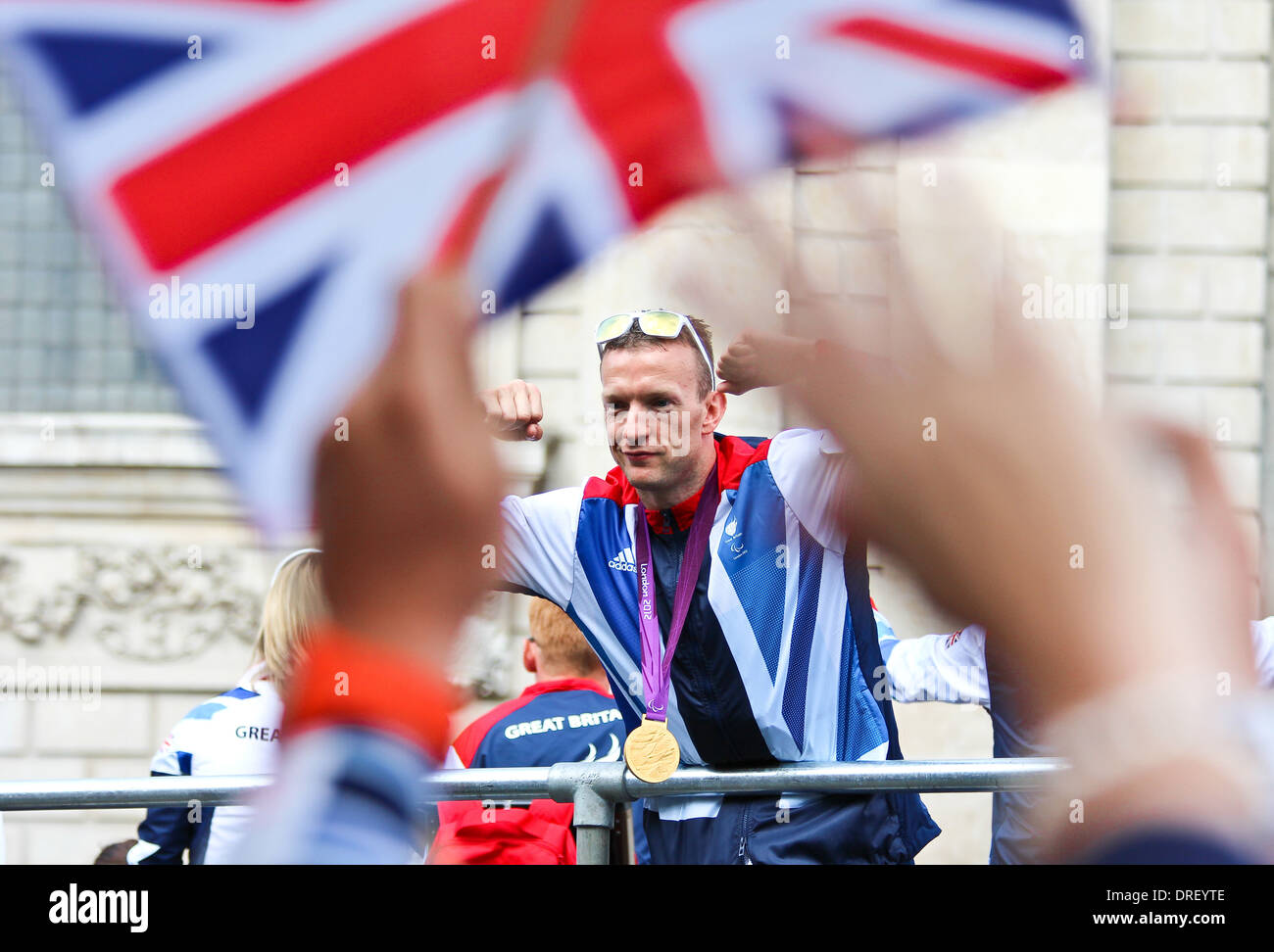 Richard Whitehead auf "Our Greatest Team Parade" durch die Straßen der Stadt von London, England. Stockfoto