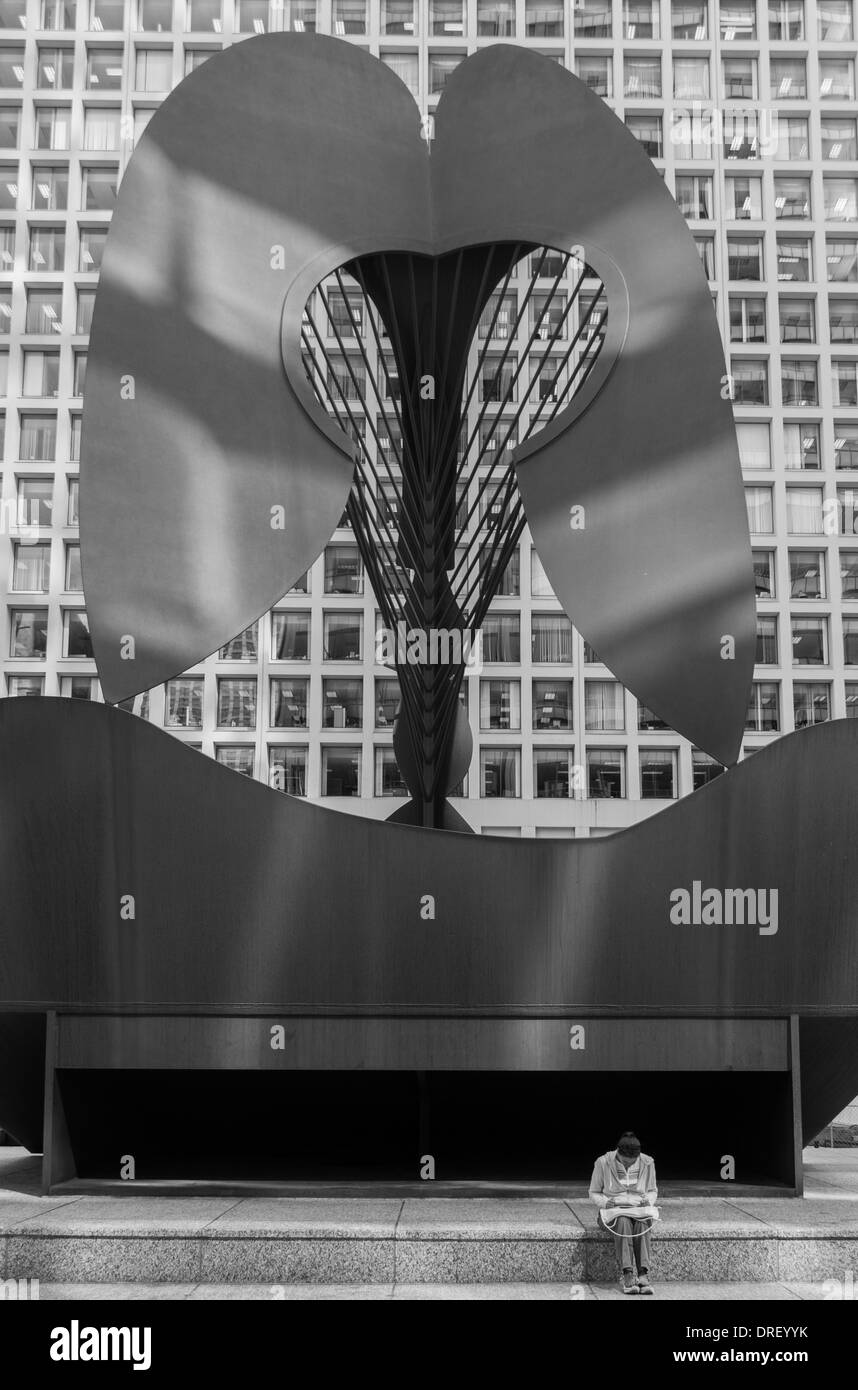 Mädchen Lesen von Chicago Picasso in Daley Plaza Stockfoto