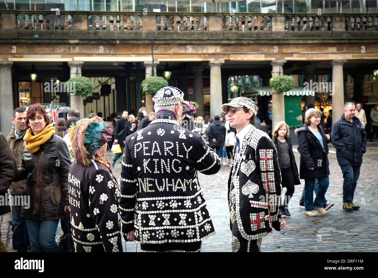 Pearly Kings and Queens sammeln sich für wohltätige Zwecke auf dem Covent Garden Market in London. Stockfoto Pearly Kings and Queens sammeln sich für wohltätige Zwecke auf dem Covent Garden Market in London. Stockfoto