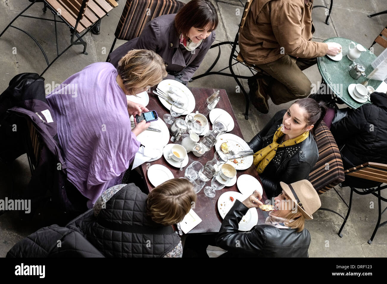Frauen genießen Mittagessen zusammen. Stockfoto