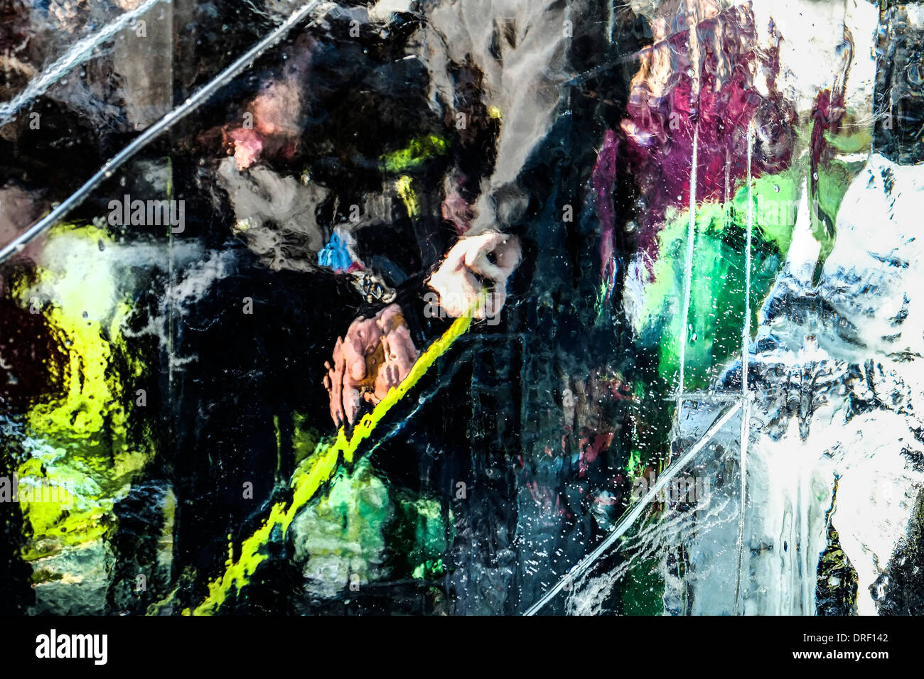 Ein Künstler, der im Rahmen des London Ice Sculpting Festival in canary Wharf an der Entwicklung einer Eisplastik arbeitet. Stockfoto