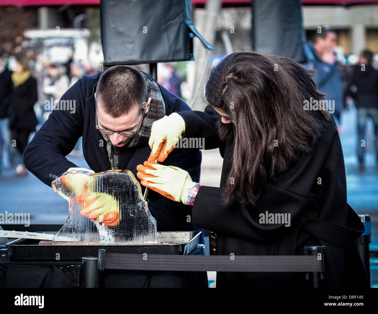 Mitglieder der öffentlichen, Eis Bildhauerei als Teil des London Ice Sculpture Festival 2014 zu erproben. Stockfoto