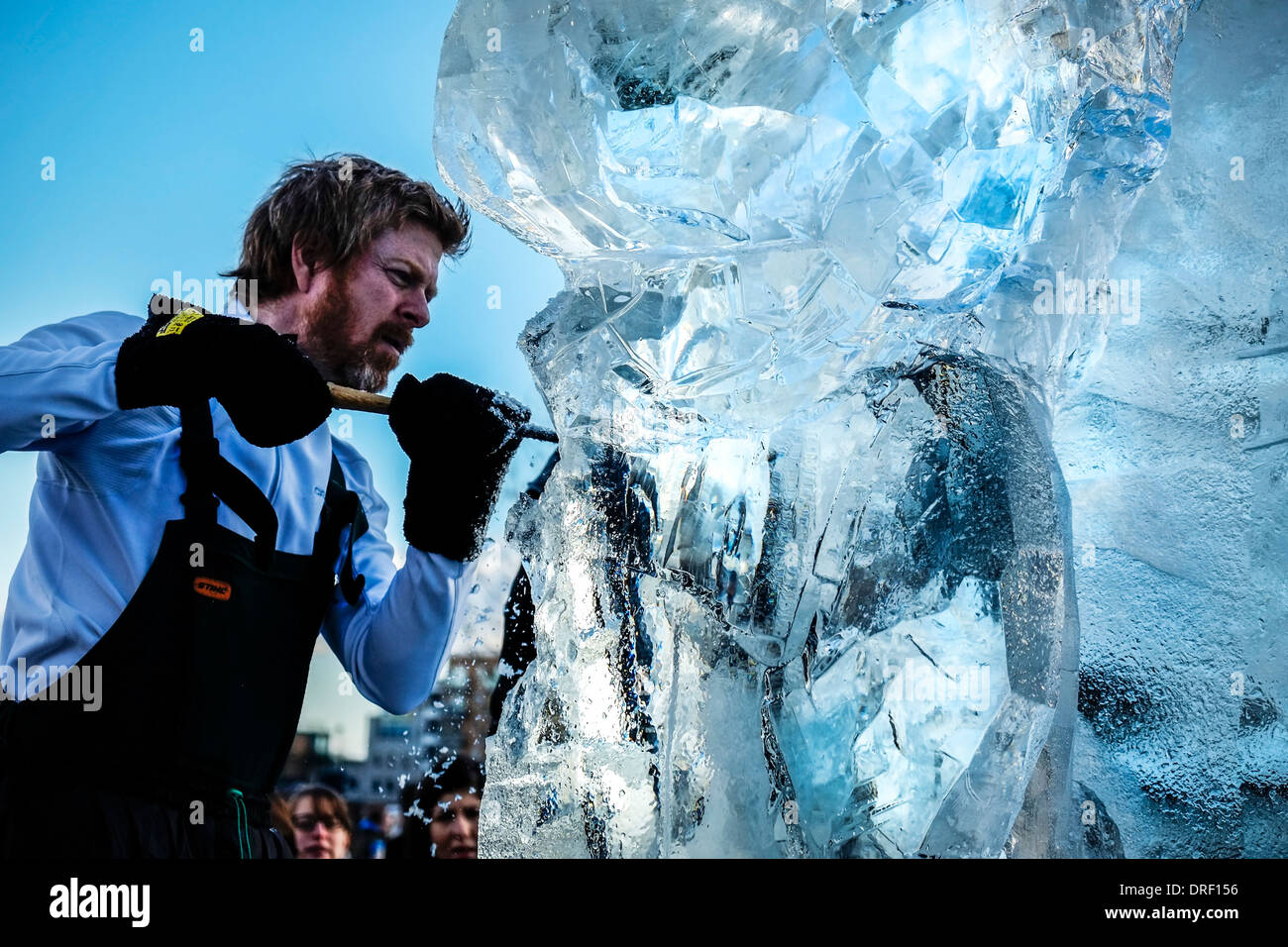 Ein Mitglied des irischen Teams, das im Rahmen des London Ice Sculpture Festival 2014 eine Eisskulptur erstellt Stockfoto