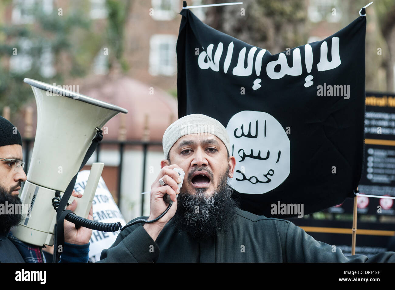 London, UK. 24. Januar 2014.  Ein Demonstrant wendet sich das Publikum außerhalb der Regents Park Moschee. Bildnachweis: Piero Cruciatti/Alamy Live-Nachrichten Stockfoto