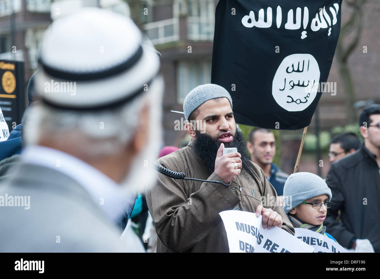 London, UK. 24. Januar 2014.  Abu Walaa, Gründer der muslimischen Gefangenen spricht das Publikum außerhalb der Regents Park Moschee. Bildnachweis: Piero Cruciatti/Alamy Live-Nachrichten Stockfoto