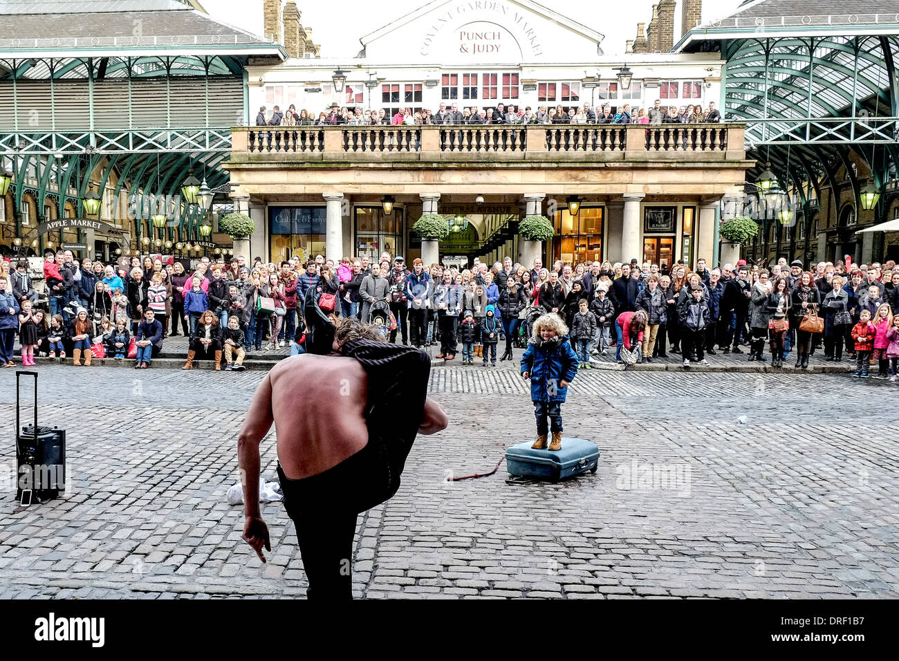 Ein Schlangenmensch unterhält das Publikum in Covent Garden Piazza. Stockfoto