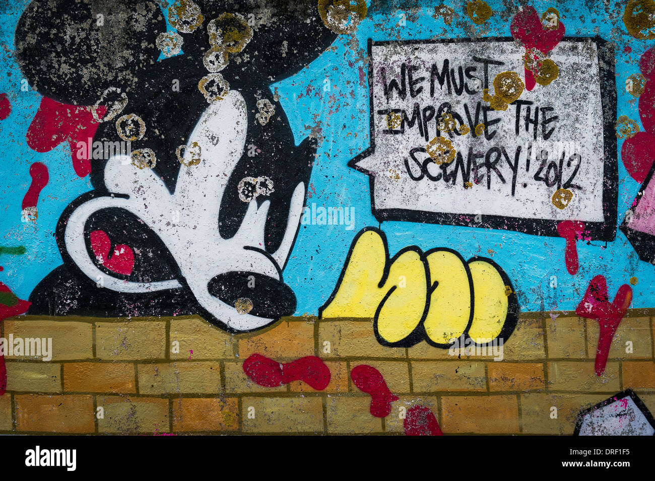 Graffiti schmücken die Wand. Stockfoto