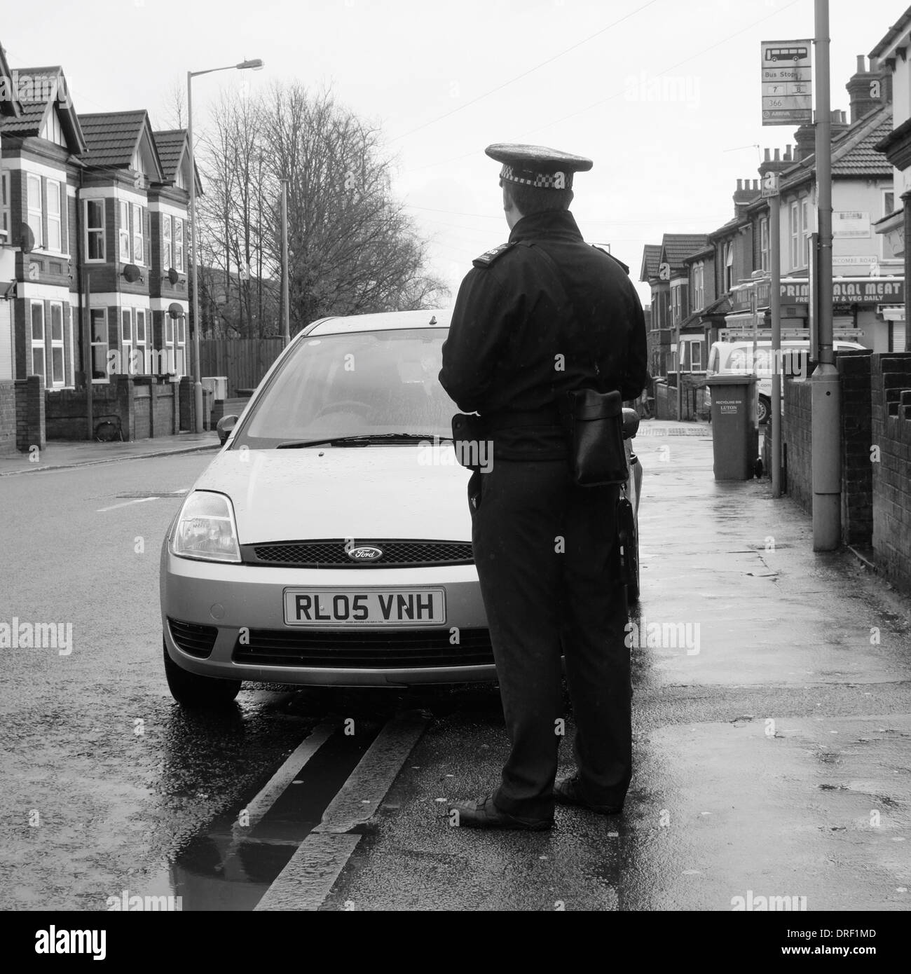 Traffic Warden ein Parkplatz Ticket aufgeben Stockfoto