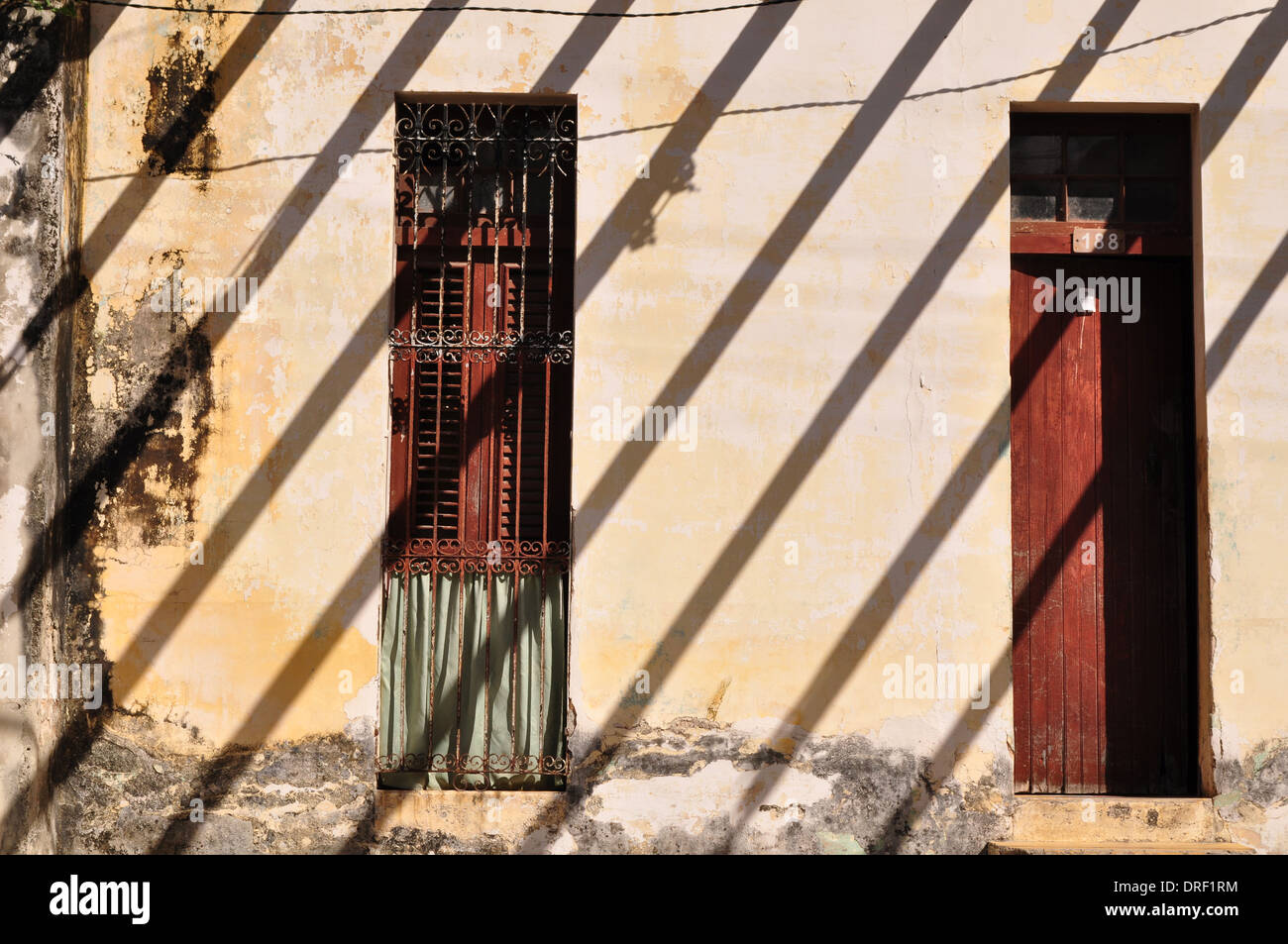 Havanna, Kuba: Schatten fallen über die Vorderseite eines Hauses in der Casa Blanca-Viertel der Stadt. Stockfoto
