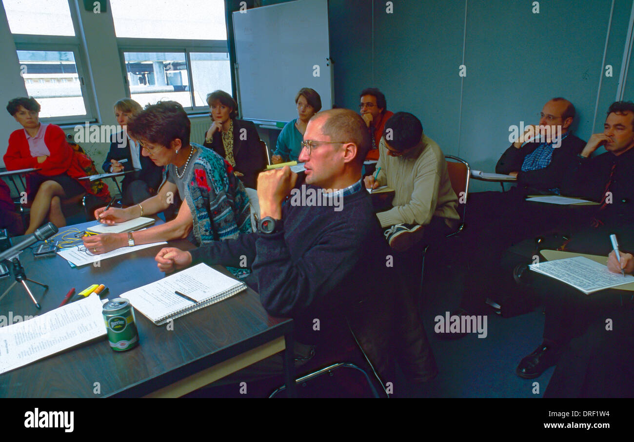 Paris, Frankreich, mittlere Menschenmenge, Aids-Aktivisten und Wissenschaftler treffen sich im Büro der wissenschaftlichen Organisation der AIDS-Regierung, ANRS (Didier Lestrade, Act Up Paris), franzosen im Bereich hiv Aids Stockfoto