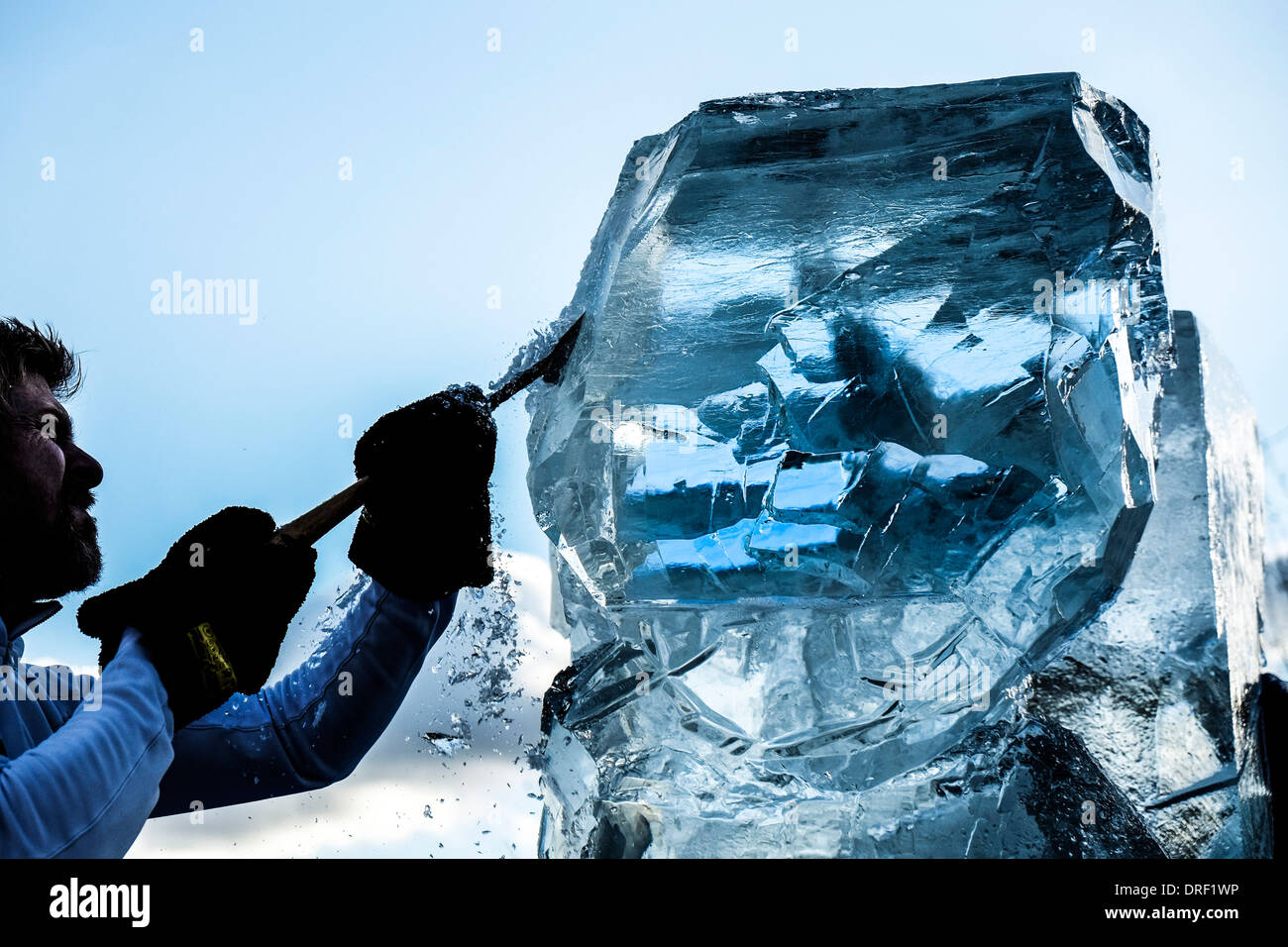 Ein Künstler arbeitet eine Skulptur als Teil der 2014 London Ice Sculpting Festival zu erstellen. Stockfoto