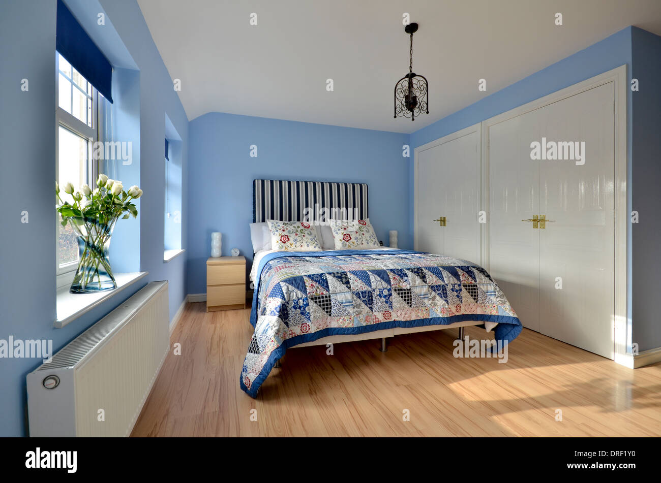 Powder Blue Master-Schlafzimmer mit Einbauschränken Stockfoto