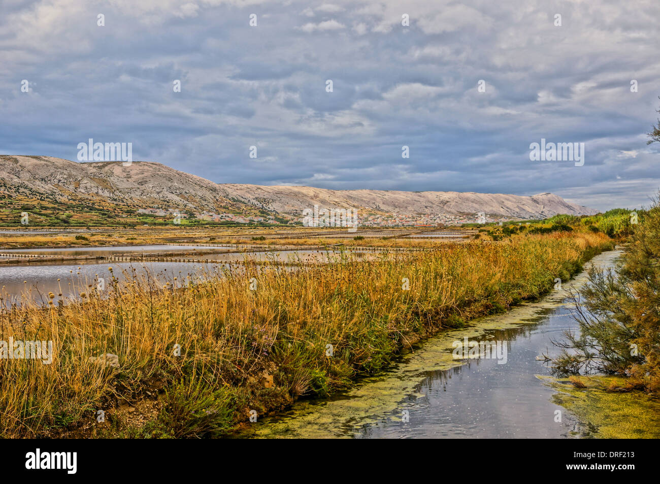 Süßwasser-Bach neben einer Kochsalzlösung. führenden Linien bis zum Horizont. Bild von Pag, Kroatien. HDR-Bild. Stockfoto