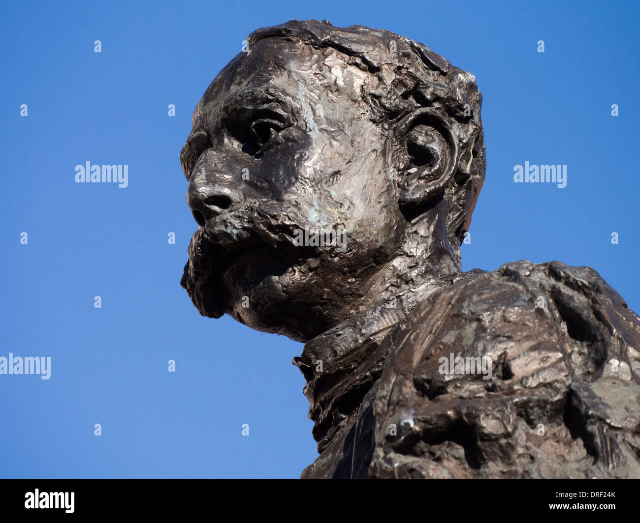 Eine Bronze-Statue von Sir Edward Elgar von Kenneth Potts, Bildhauer, steht am Ende des Worcester High Street Stockfoto